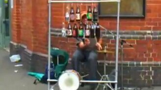 Находчивый уличный музыкант - смотреть видео (0:36)