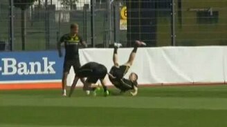 Прикол футболиста над футболистом - смотреть видео (0:24)