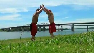 Мускулистые трюкачи - смотреть видео (2:22)