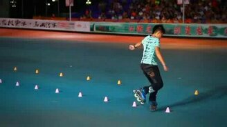 Красивый слалом на роликах - смотреть видео (1:57)