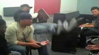 Смешно брякнулся со стула - смотреть видео (0:04)