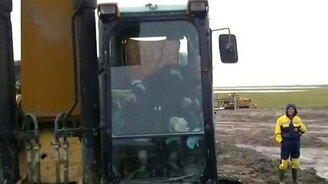 Вытащили мужика экскаватором - смотреть видео (4:08)