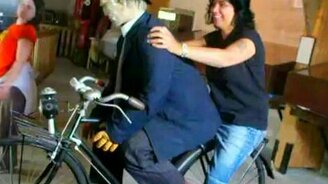 Слишком тяжёлая пассажирка - смотреть видео (0:26)