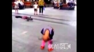 Малышка трюкачка - смотреть видео (3:00)