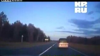 Вертолёт над дорогой - смотреть видео (0:23)