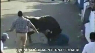 Игры с бешеным быком 2012 - смотреть видео (3:06)