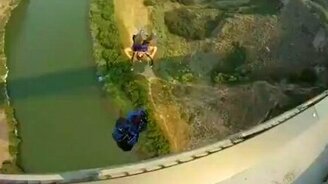 Крутой прыжок с парашютом - смотреть видео (0:26)