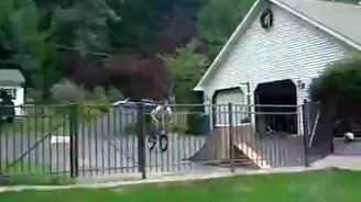 Чумовой прыжок на велике - смотреть видео (0:08)