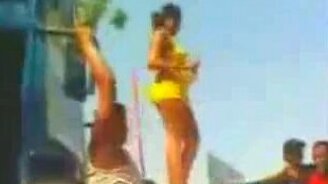 Девушку не удержали - смотреть видео (0:34)