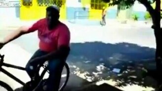 Напугали велосипедиста - смотреть видео (0:34)