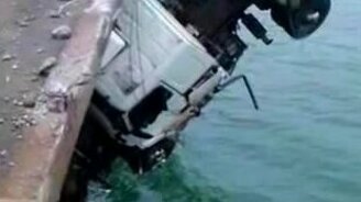 Спасают дальнобойщика - смотреть видео (7:32)