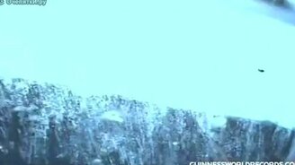 Не боится ледяной воды - смотреть видео (1:26)