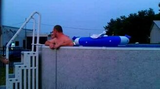 Лестница из бассейна для толстяка - смотреть видео (2:11)