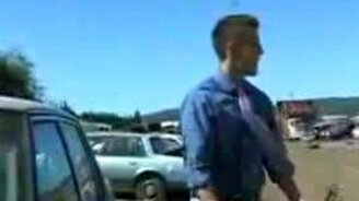 Репортёр бьёт стекло авто - смотреть видео (1:51)