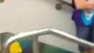 Облизал перила на спор - смотреть видео (0:23)