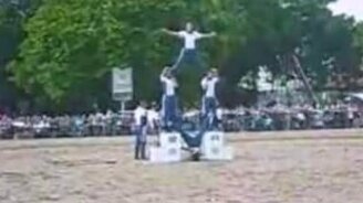 Конь и перамида из людей - смотреть видео (0:36)