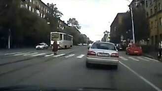 Водитель перевёл бабушку через дорогу - смотреть видео (0:29)