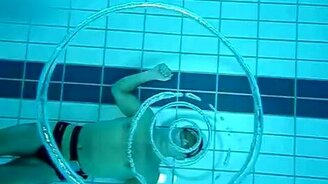 Пускает красивые кольца под водой - смотреть видео (1:40)