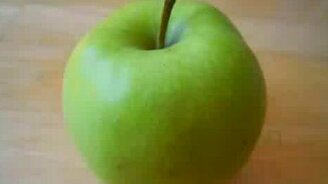 Ломаем яблоко напополам - смотреть видео (1:39)