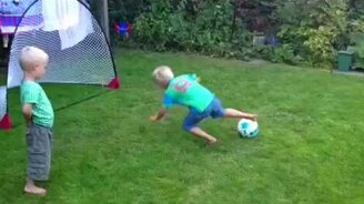 Футболистом ему не быть - смотреть видео (0:30)