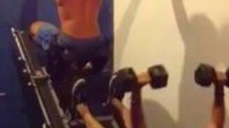 Два силача на тренажёре - смотреть видео (0:17)