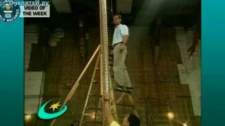 Балансирование с 81 стаканом на подбородке - смотреть видео (1:05)