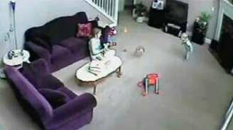 Кошка мстит за разбитую миску - смотреть видео (1:55)