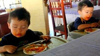 Сонные дети за едой - смотреть видео (1:10)