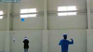 Мастер метания пластиковых карт - смотреть видео (2:05)