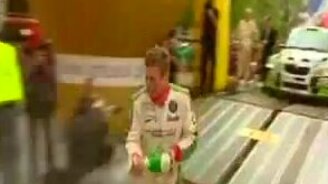 От радости не устоял на ногах - смотреть видео (0:11)