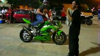 Опасный трюк на мотоцикле - смотреть видео (0:19)