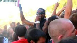 Случайно затесался в толпу - смотреть видео (0:43)