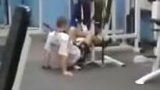 Опасный парень в спортзале - смотреть видео (1:55)