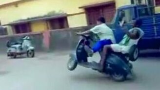 Падение с мотороллера - смотреть видео (0:05)