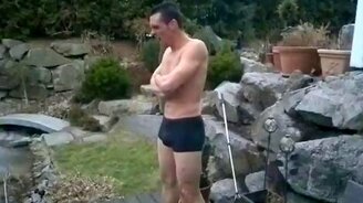 Прыжок в ледяной бассейн - смотреть видео (1:19)