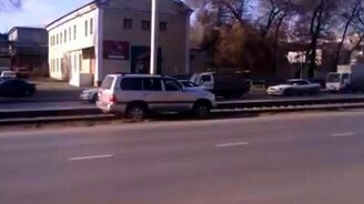 Суровый водитель на рельсах - смотреть видео (1:21)