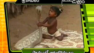 Дети играют со змеями - смотреть видео (1:07)