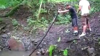 Неудачный прыжок через ручей - смотреть видео (0:38)