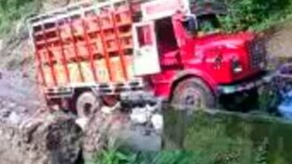 На волоске от падения в пропасть - смотреть видео (0:55)