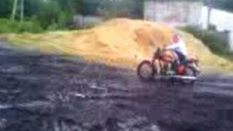 Испытание мотоциклов по грязи - смотреть видео (6:46)