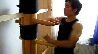 Ловкорукий парень - смотреть видео (0:57)