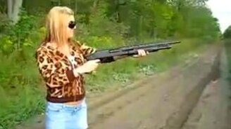 Блондинка и ружьё - смотреть видео (0:27)