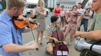 Концерт у сломанного автобуса - смотреть видео (1:42)