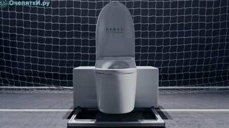 Унитаз вместо вратаря - смотреть видео (0:48)