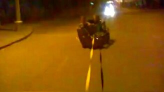 Езда по дороге на диване - смотреть видео (0:36)