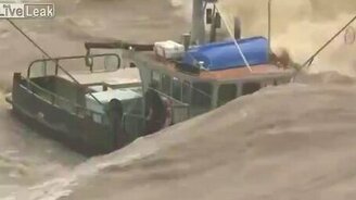 Судно против стихии - смотреть видео (1:02)