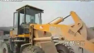 В пять лет за руль экскаватора - смотреть видео (2:45)