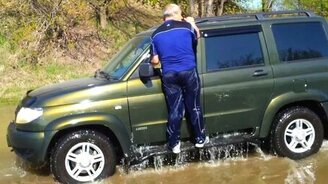УАЗик по колено в воде - смотреть видео (1:43)