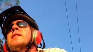 Сорока нападает на велосипедиста - смотреть видео (0:48)