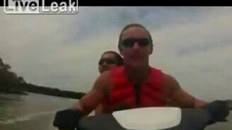 Поскользнулся на воде - смотреть видео (1:02)